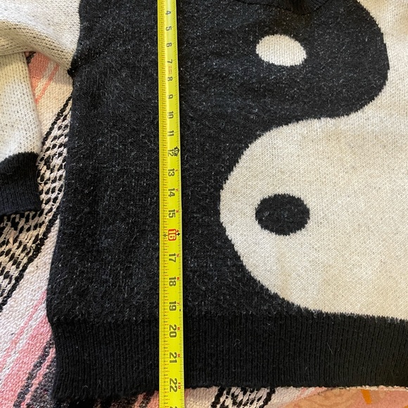 Yin Yang sweater! ☯️ - Picture 7 of 8